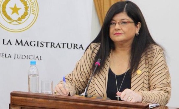 Senadores eligen a Carolina Llanes para Ministra de la Corte