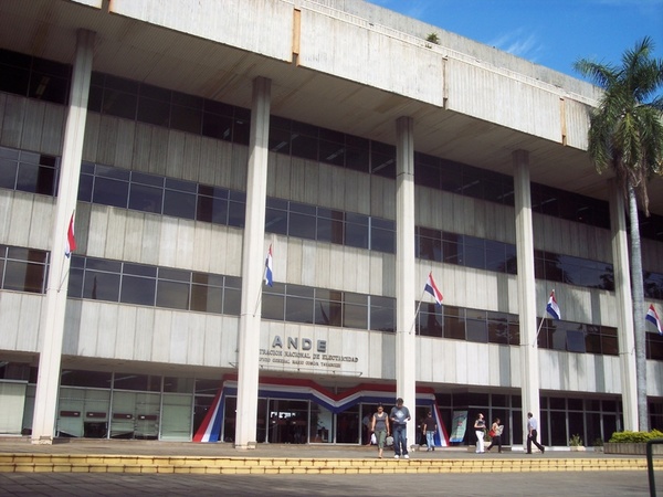 Hacienda pagará millonaria deuda de entes públicos por consumo de energía eléctrica - ADN Paraguayo