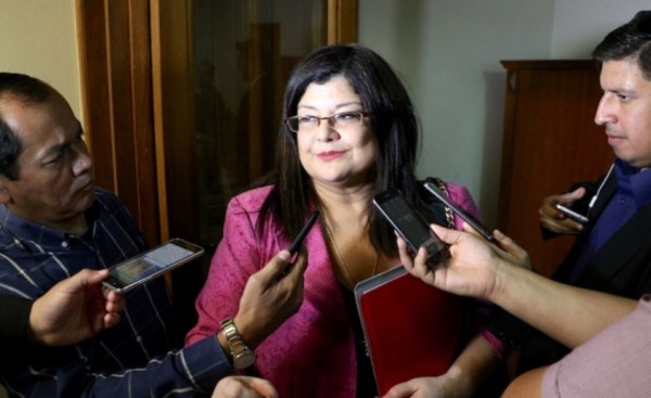 Cámara de Senadores Carolina Llanes para Ministra de la Corte
