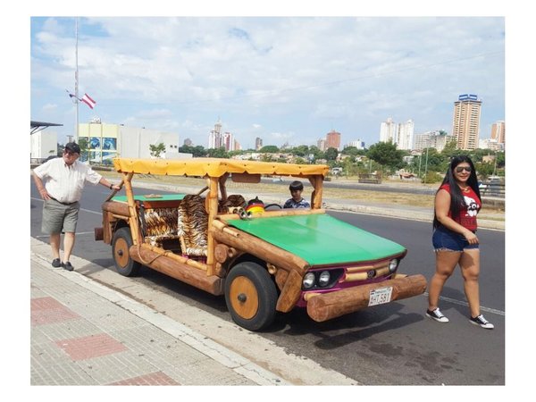 El troncomóvil de los Picapiedra en la Costanera