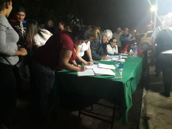Manifestación ciudadana en respaldo a policía y pidiendo sanción a fiscal - Nacionales - ABC Color