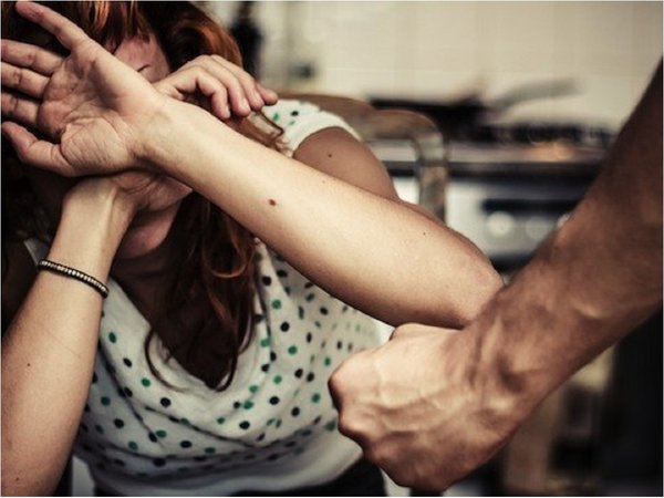 Policía sospechoso de feminicidio es imputado por 2 casos de violencia familiar