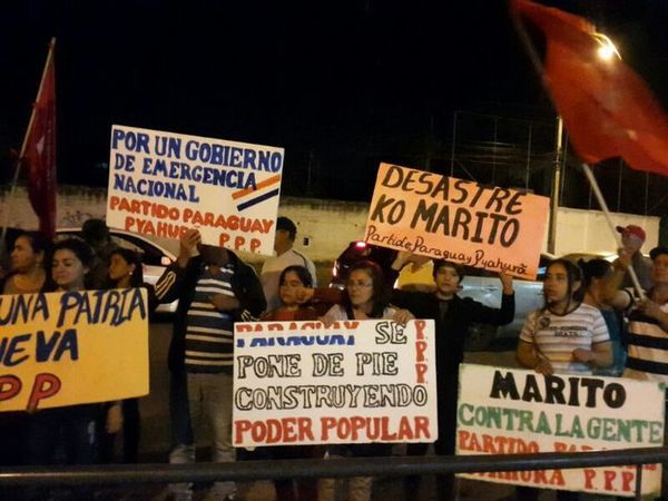 Durante escrache, solicitan renuncia de Mario Abdo Benítez - Nacionales - ABC Color