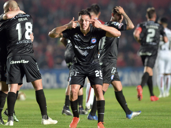 Argentinos Juniors sorprende a Colón en Santa Fe