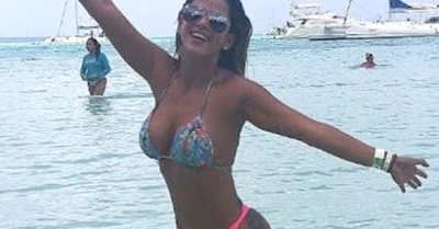 Viviendo su sueño, feliz y ¡en biquini!
