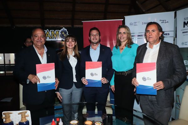 Brindis tras firma de alianza en la Expo