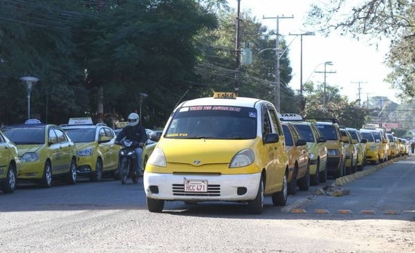 HOY / Proponen cobrar cánones a Muv y Uber, pero exoneran a los taxis