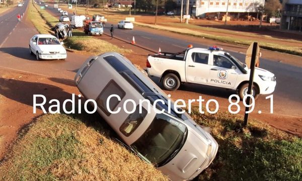 Imprudencia deja dos vehículos en la cuneta