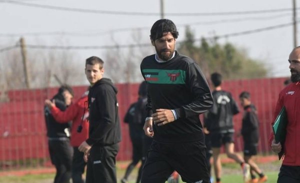 HOY / El "Loco" Abreu ficha por su club número 29 a sus 42 años