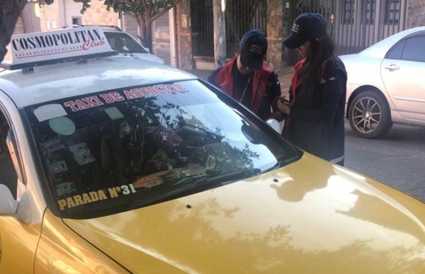 Tributación visita paradas de taxi para instar a pagar impuestos