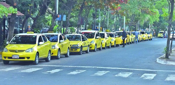 Ciudadanos pagan más de G. 2.000.000 por espacio reservado, los taxistas nada