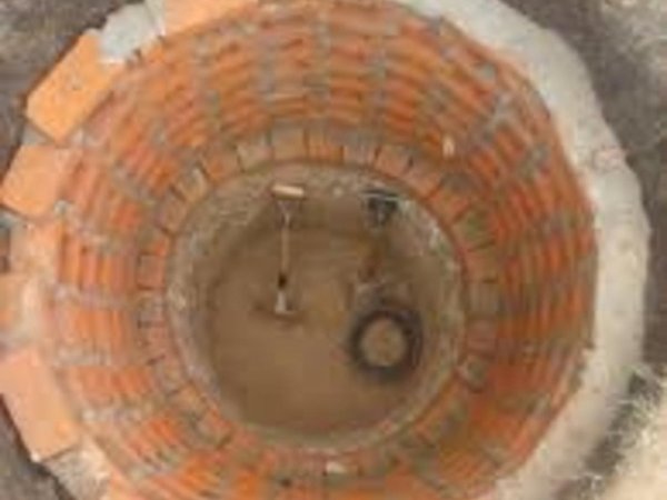 Perseguía gallinas, cayó a un pozo ciego y murió