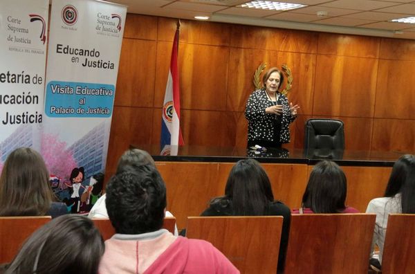 Universitarios visitan el Palacio de Justicia de Asunción