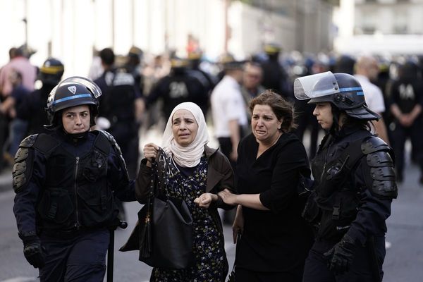 Cientos de migrantes ocupan el Panteón en París para reclamar regularización