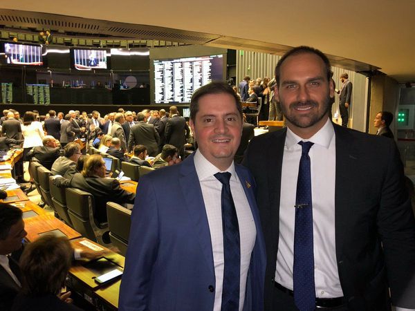 Hijo de Bolsonaro dice que puede ser embajador en EEUU: “Ya freí hambuguesas” allí