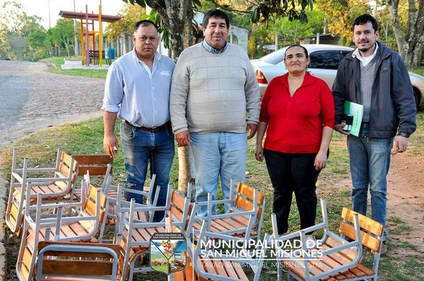 Entregan mobiliarios a escuelas de San Miguel - Digital Misiones