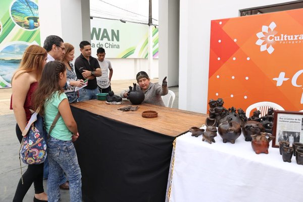Actividades variadas en el stand de la SNC, en la Expo Mariano - ADN Paraguayo