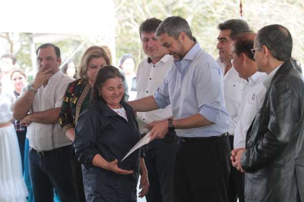 Gobierno entrega créditos de apoyo a 400 emprendedoras rurales de Cordillera | .::Agencia IP::.