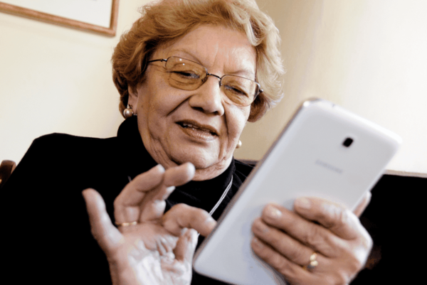 Enseñarán a usar smartphones a adultos mayores