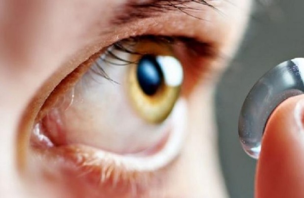 Joven olvidó sacarse los lentes de contacto para bañarse y quedó ciego | Noticias Paraguay