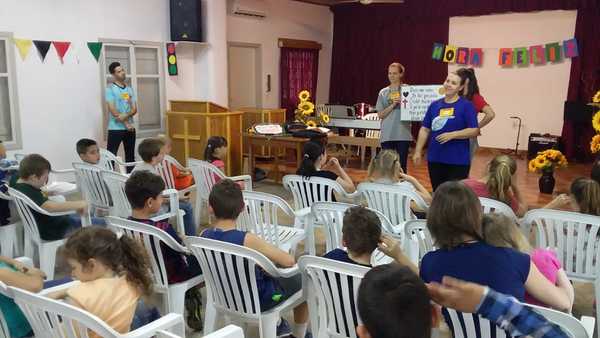 Alumnos del Lippen invitan a niños a conocer a Dios con juegos y dinámicas