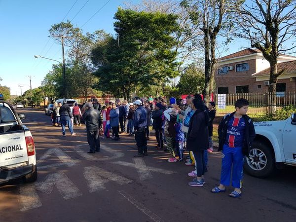 Toman municipalidad de Jesús de Tavarangue exigiendo la renuncia del Intendente » Ñanduti