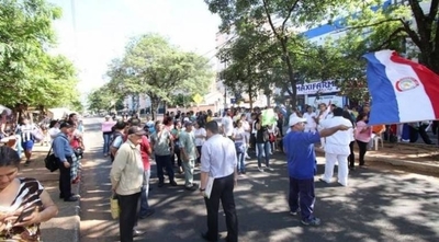 HOY / Funcionarios de Clínicas van  a huelga 15 días: ya no hay   plata para atender, afirman