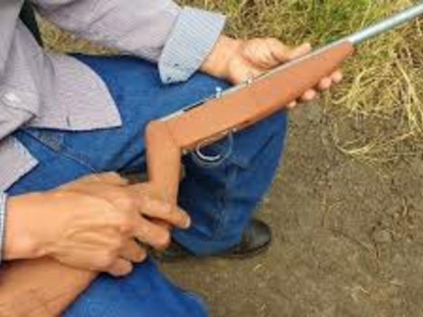 Niño manipuló rifle y falleció de un disparo