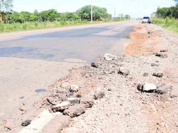 Casi una docena de vehículos en llanta a causa de enorme bache