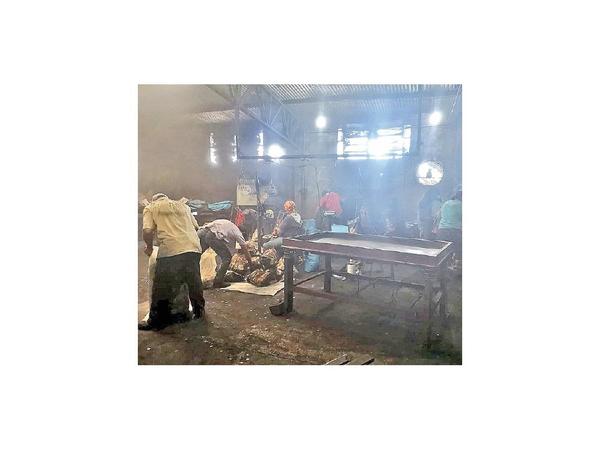 Allanan carbonería y rescatan a obreros en estado delicado