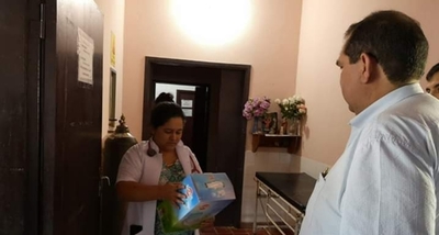 Gobernador entrega un nebulizador al centro de salud de Vallemí.