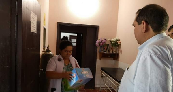 Gobernador entrega un nebulizador al centro de salud de Vallemí.