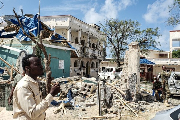 Ataque islamista contra un hotel de Somalia deja 26 muertos y 56 heridos - Radio 1000 AM
