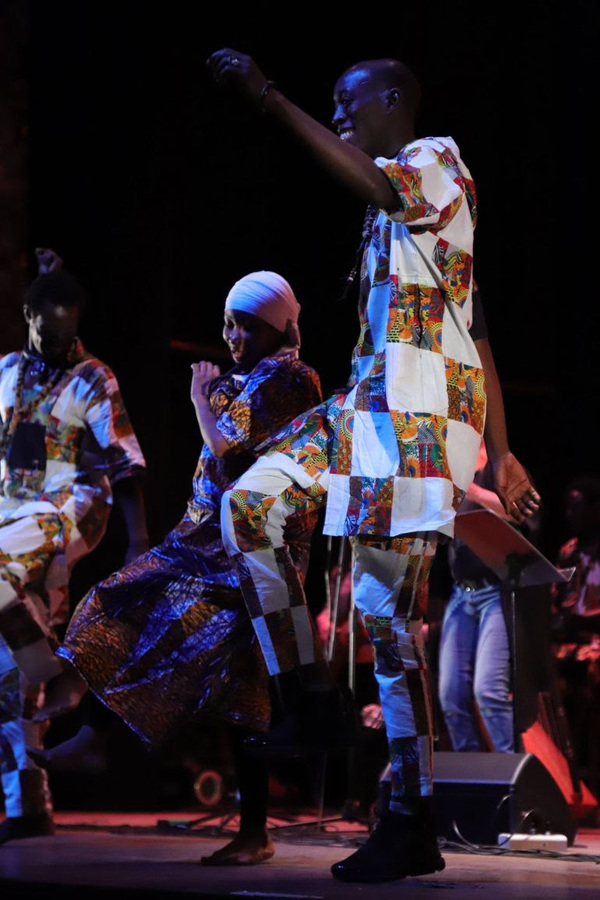 Senegaleses le ponen ritmo al domingo en la Costanera » Ñanduti