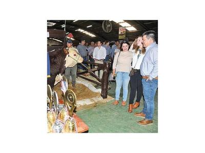 Día caluroso propició visita de cientos de personas, incluido un ex presidente