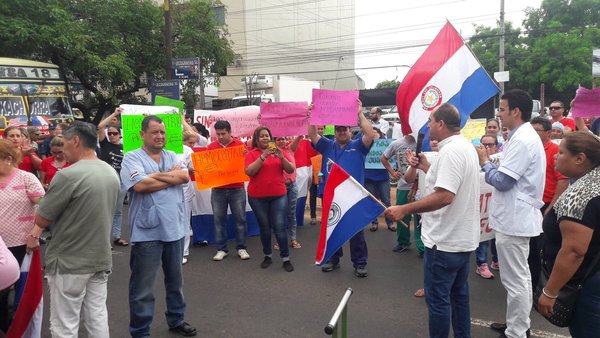 Clínicas, a huelga desde la medianoche - ADN Paraguayo
