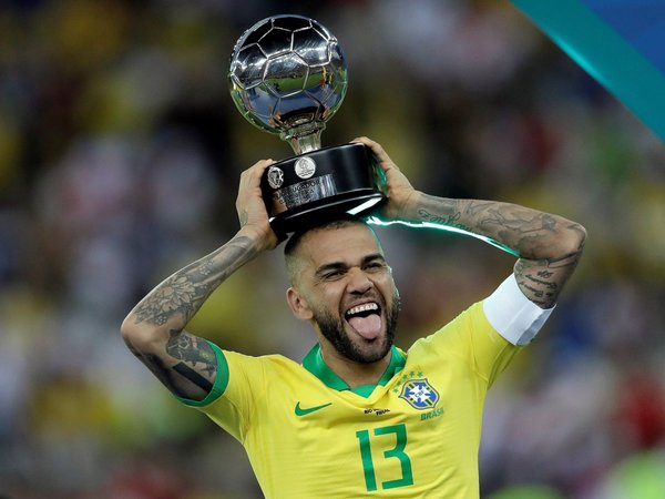 Dani Alves se ofrece al mercado y dice que quien lo quiera tendrá un campeón