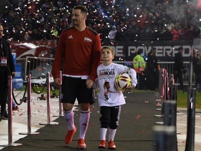 Un Monumental repleto se rindió ante Rodrigo Mora en su partido despedida