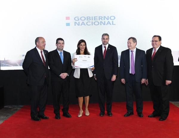 Presidente entregó premios a microempresas del concurso “Con Vos Paraguay crece” | .::Agencia IP::.