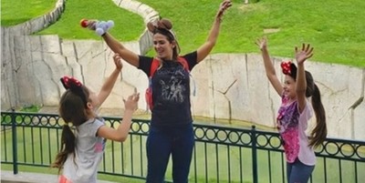 Paola Maltese disfrutando En París Junto A Sus Hijas