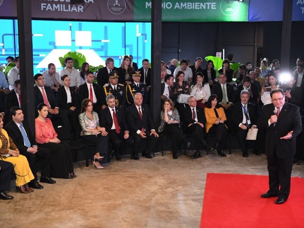 Entregan premios a microempresas - Radio 1000 AM