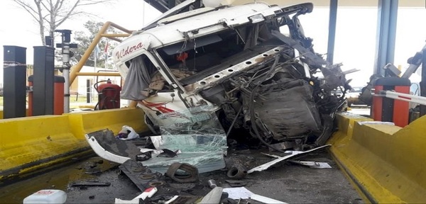 Camionero paraguayo involucrado en grave accidente | Noticias Paraguay