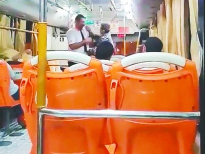 Chofer ligó saplé y sumario por piropear y "recitar" a doña