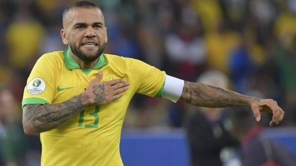 HOY / Dani Alves se ofrece al mercado y dice que quien lo quiera tendrá un campeón