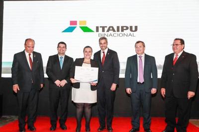 Presidente visitó stand de la Itaipú y entregó premio a microemprendedores