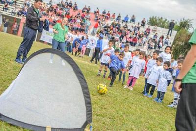 Más de 750 niños de Itapúa disfrutaron de actividades del programa «Golazo» | .::Agencia IP::.