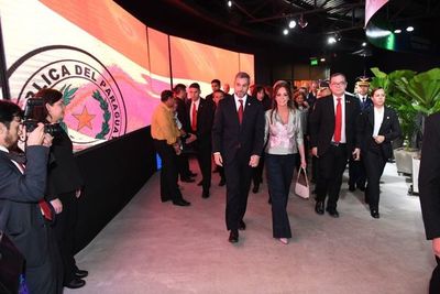 Abdo visitó stand de Itaipú - Nacionales - ABC Color