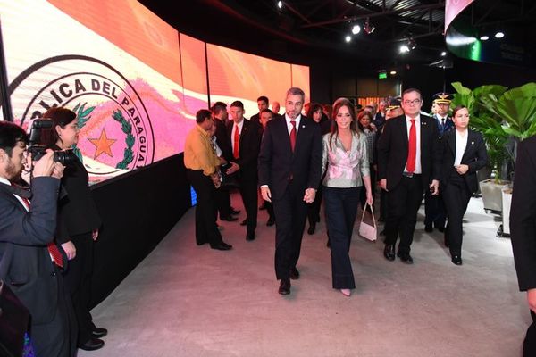Abdo visitó stand de Itaipú - Nacionales - ABC Color