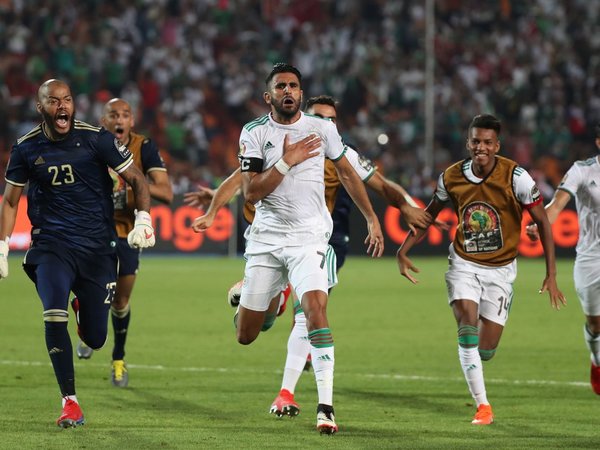 Mahrez mete a Argelia en la final en el último minuto