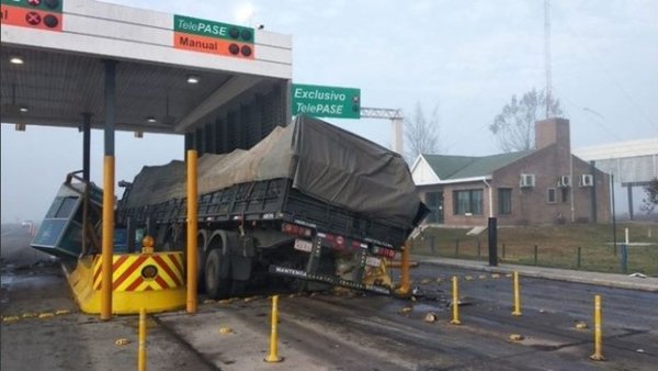 Paraguayo se llevó por delante un peaje en Argentina